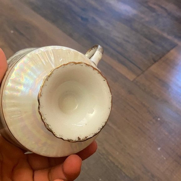 Elegant Iridescent Plate with Gold Details - Picture 10 of 13